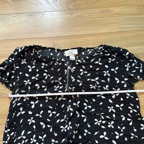Ann taylor loft black and white floral blouse size medium with zipper detailing - Picture 3 of 5